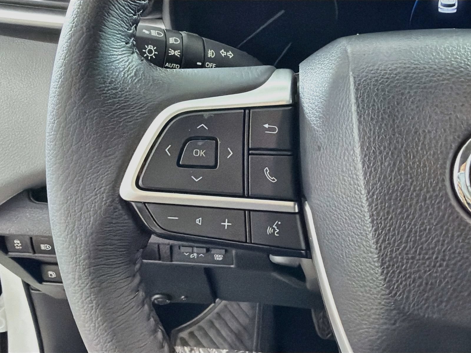 Used 2025 Toyota Sienna XLE w/ XLE Plus Package FWD image 12