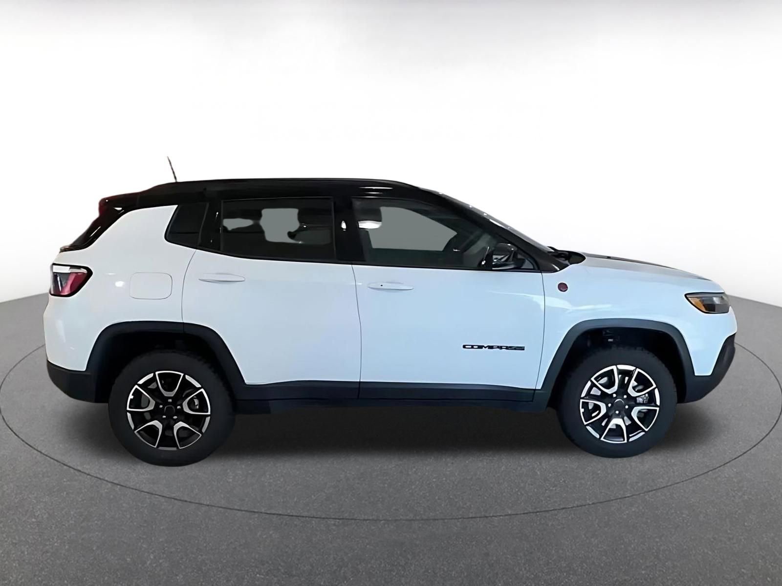 Used 2025 Jeep Compass Trailhawk AWD/4WD image 12