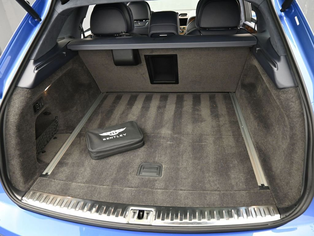 Used 2025 Bentley Bentayga AWD/4WD image 37