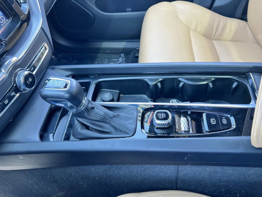 Used 2020 Volvo XC60 T5 Momentum w/ Protection Package Premier image 22