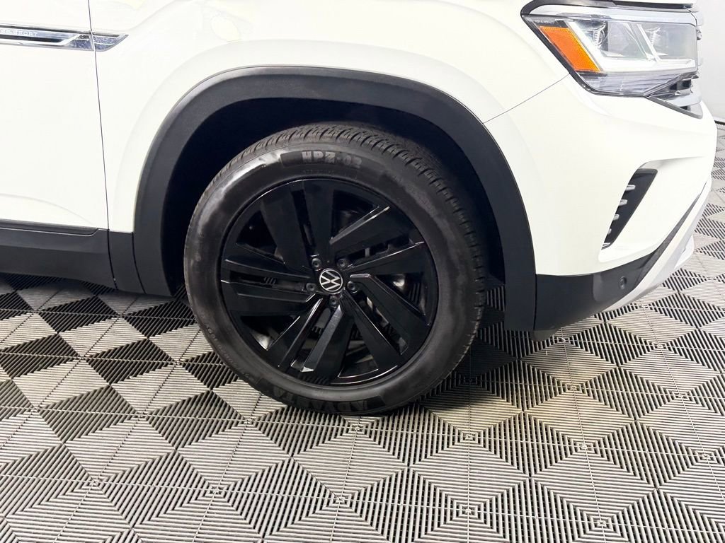 Used 2021 Volkswagen Atlas Cross Sport SE w/ 20" Black Wheels Package FWD image 12