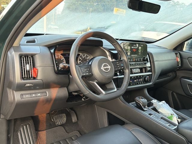 Used 2025 Nissan Pathfinder SL FWD image 10