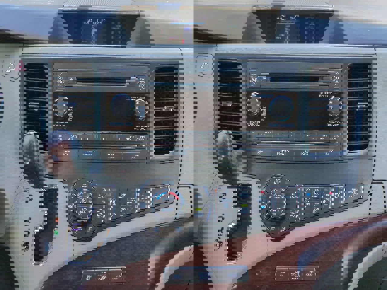 Used 2014 Toyota Sienna XLE image 18