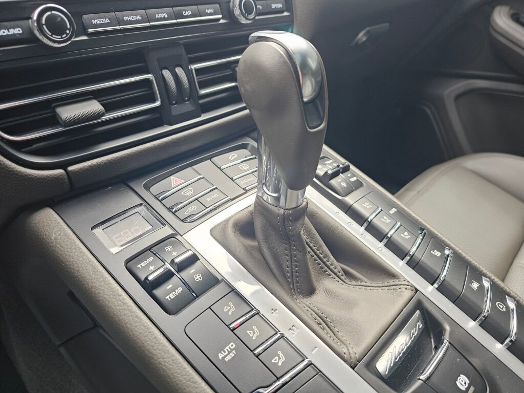 Used 2021 Porsche Macan AWD/4WD image 30
