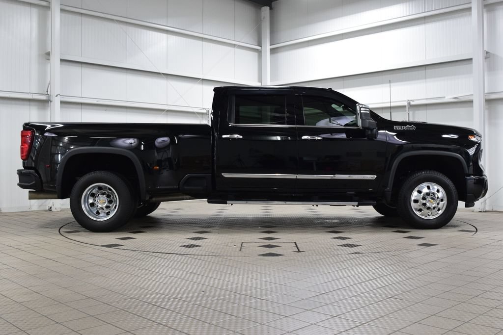 Used 2024 Chevrolet Silverado 3500 High Country w/ High Country Premium Package AWD/4WD image 9