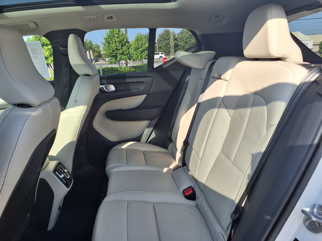 Certified 2023 Volvo XC40 B4 Plus w/ Climate Package FWD image 17