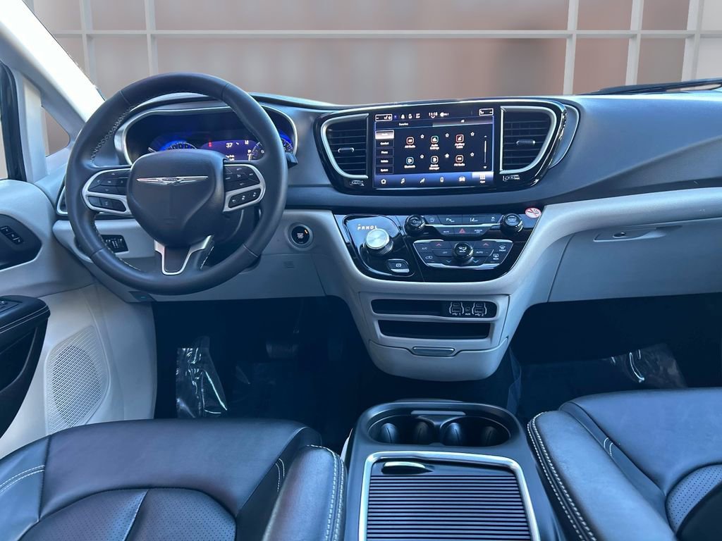 Used 2024 Chrysler Pacifica Touring-L image 17