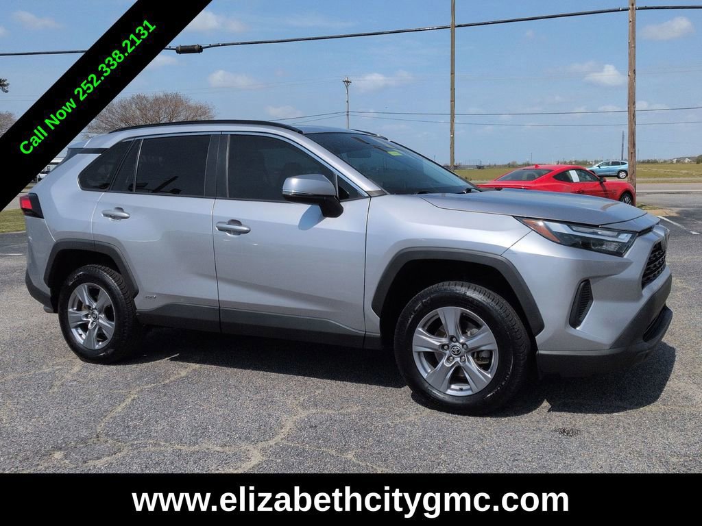 Used 2022 Toyota RAV4 XLE w/ Convenience Package image 2