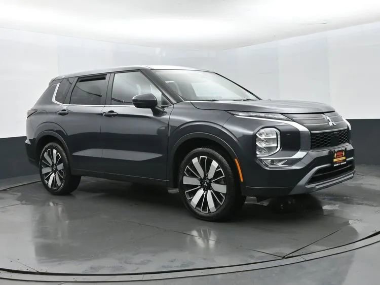 Used 2025 Mitsubishi Outlander SE image 2
