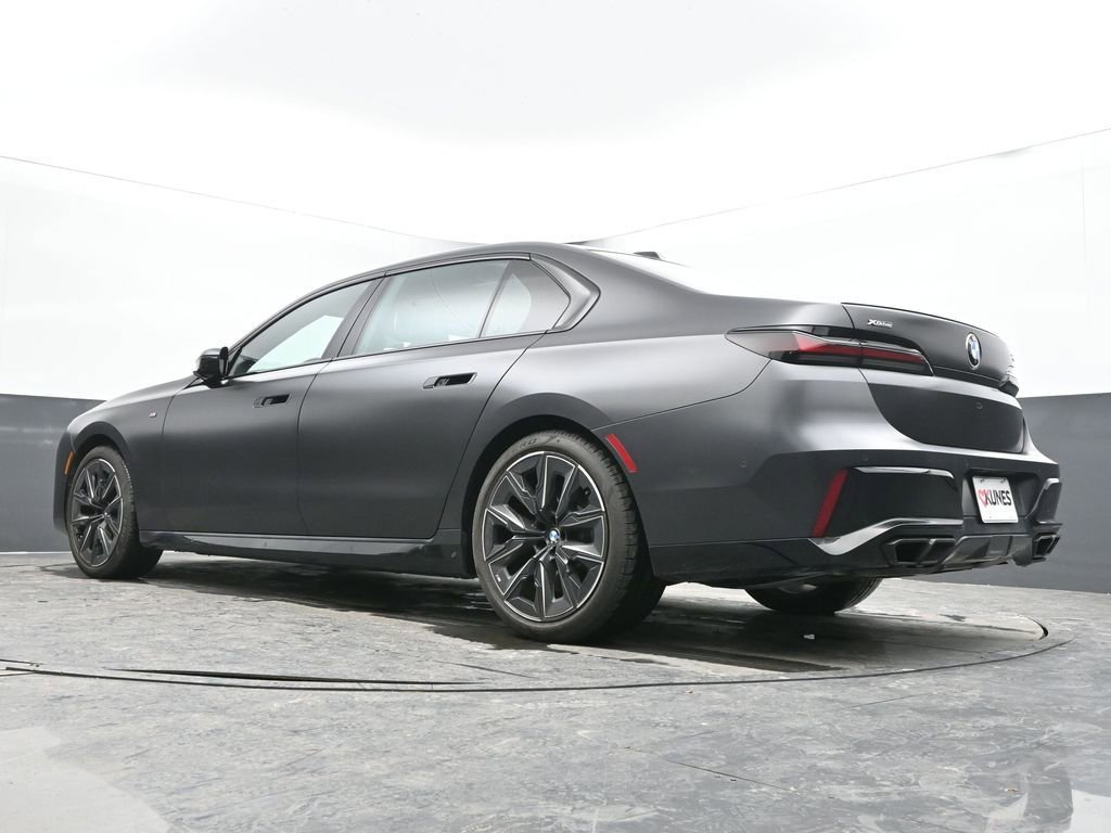 Used 2023 BMW 760i xDrive image 76