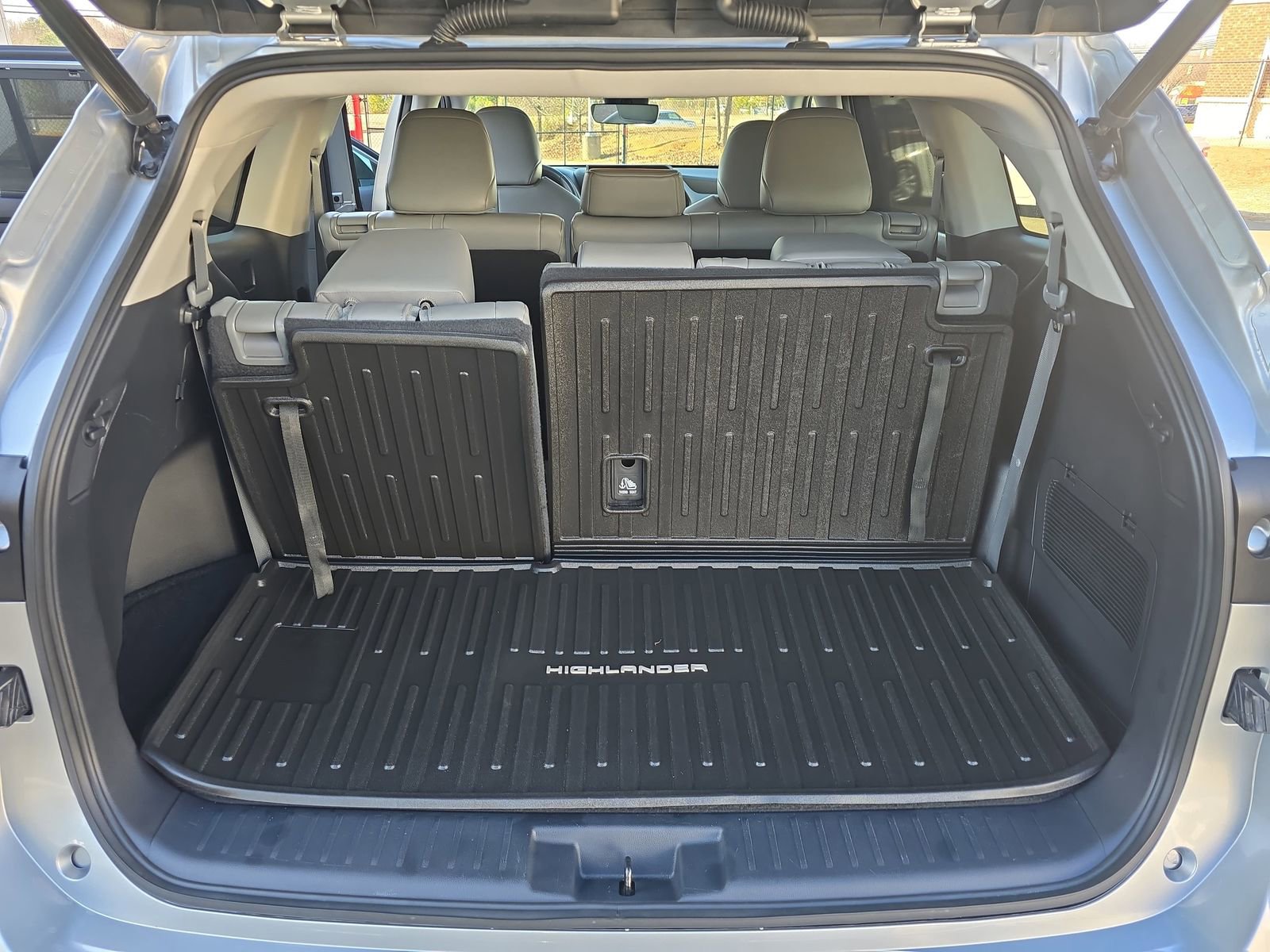 Used 2023 Toyota Highlander XLE image 19