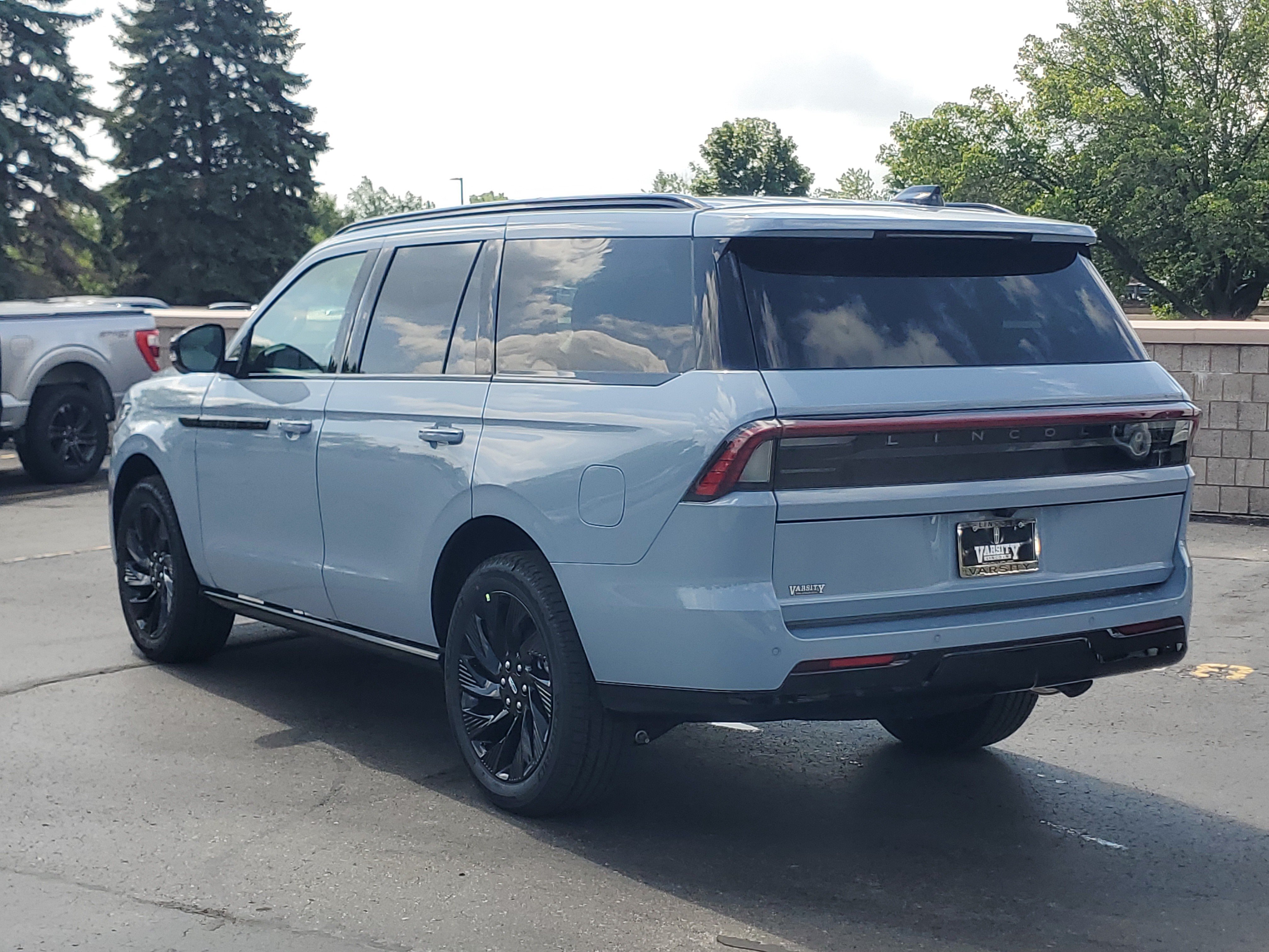 New 2026 Lincoln Navigator Reserve w/ Jet Appearance Package AWD/4WD image 3