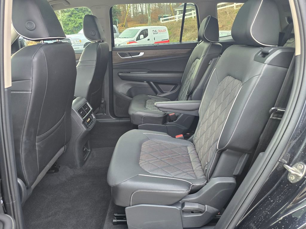 Used 2024 Volkswagen Atlas SEL Premium R-Line image 10