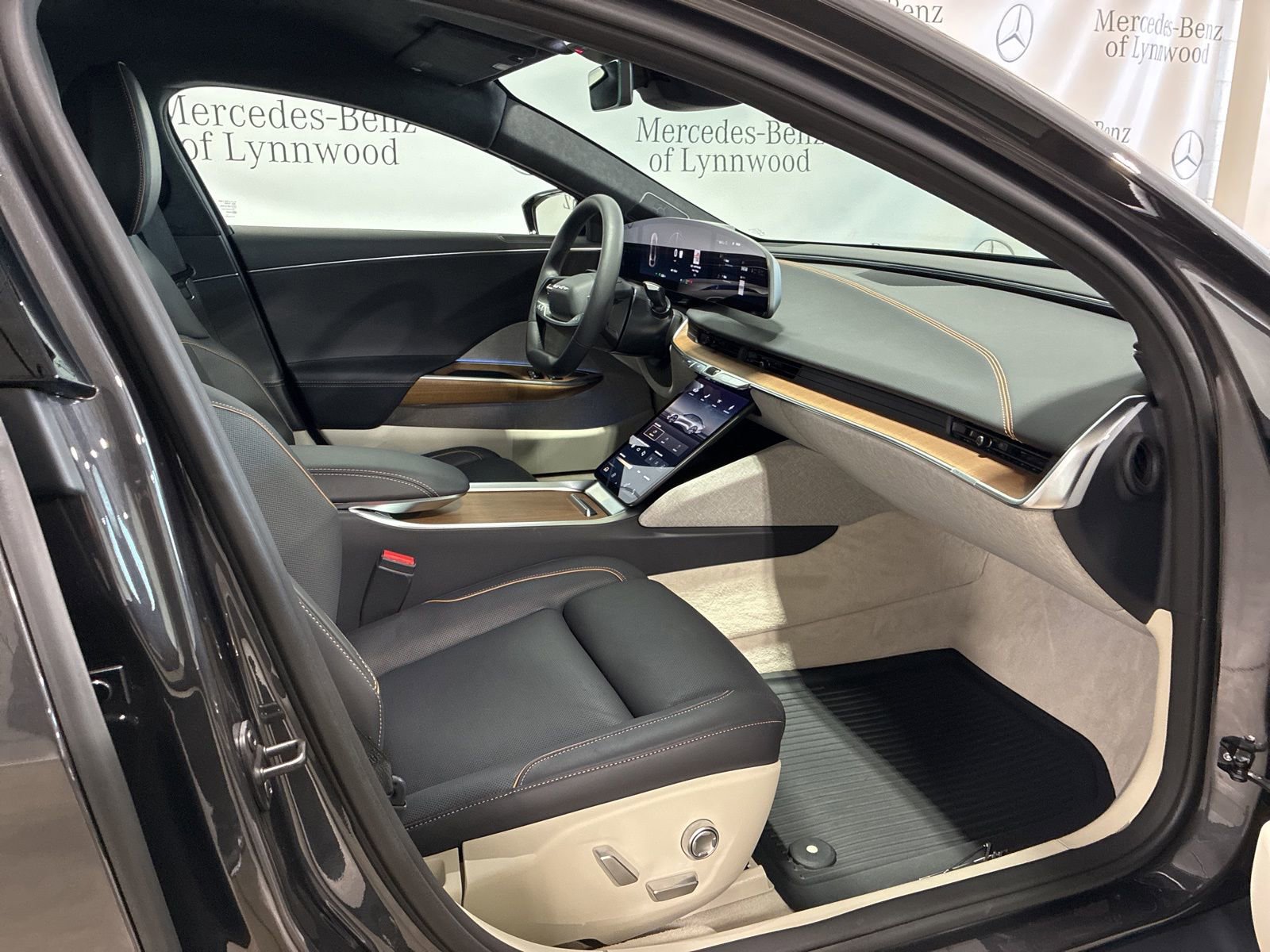 Used 2025 Lucid Air Touring image 27