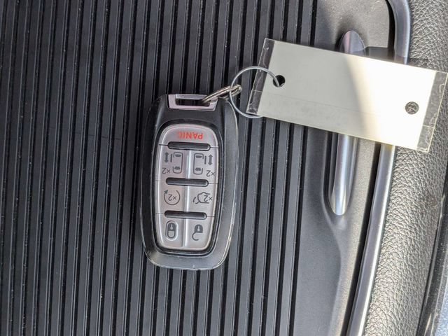Used 2023 Chrysler Pacifica Limited FWD image 34