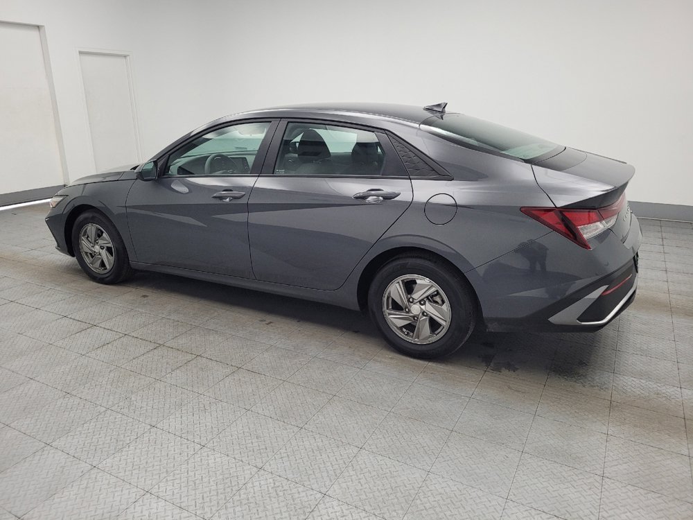 Used 2025 Hyundai Elantra SE FWD image 3