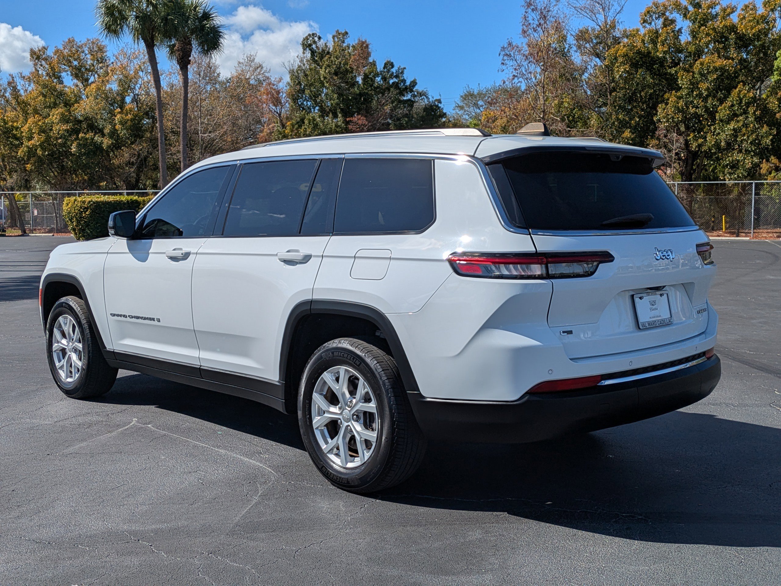 Used 2023 Jeep Grand Cherokee L Limited w/ Luxury Tech Group II image 4