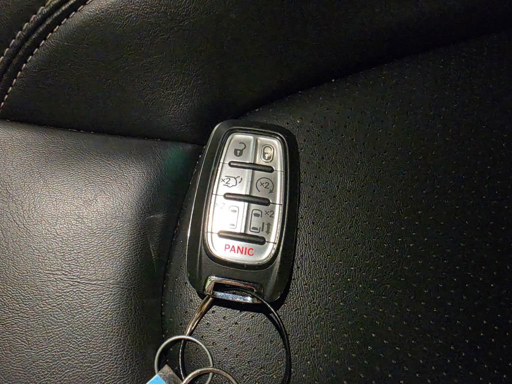 Used 2023 Chrysler Pacifica Touring-L FWD image 10