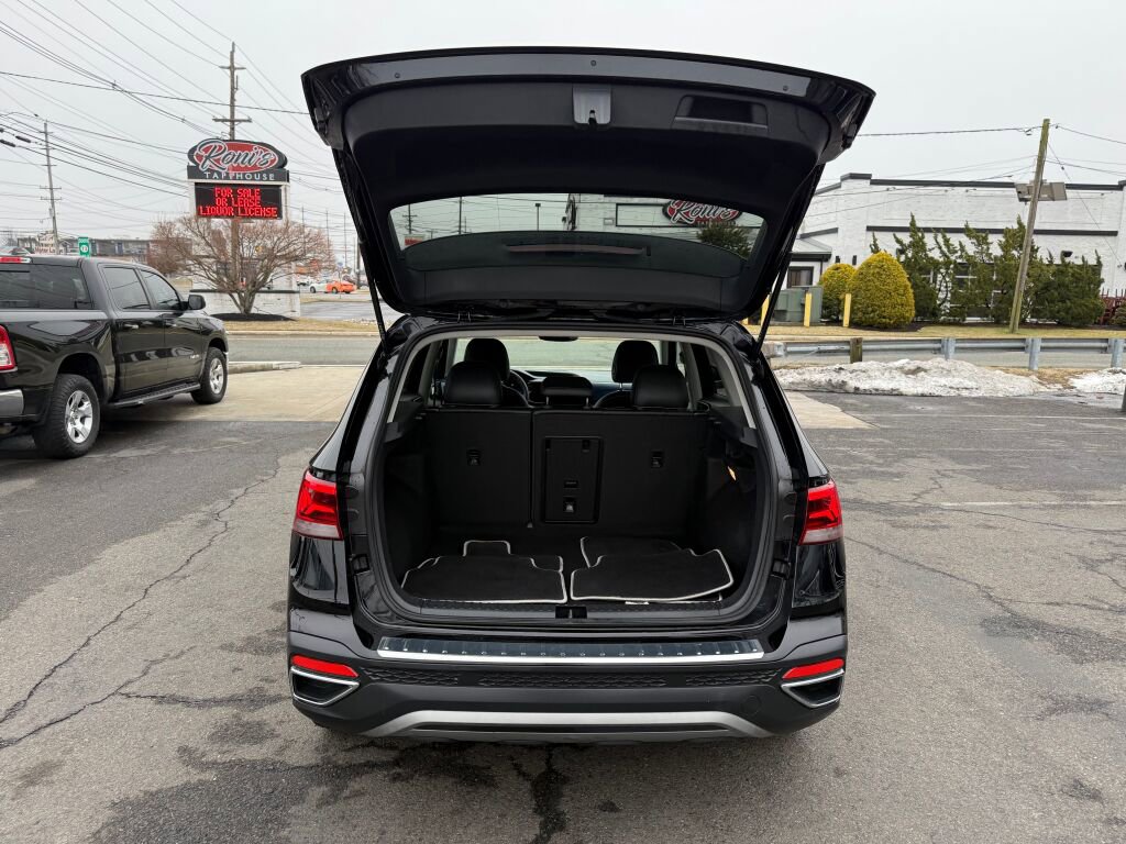Used 2023 Volkswagen Taos SE w/ Panoramic Sunroof Package AWD/4WD image 30