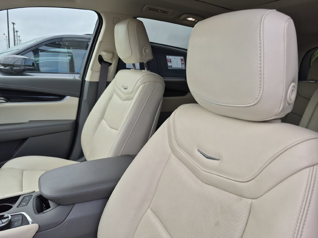 Certified 2025 Cadillac XT6 Premium Luxury w/ LPO, Floor Liner Package AWD/4WD image 13