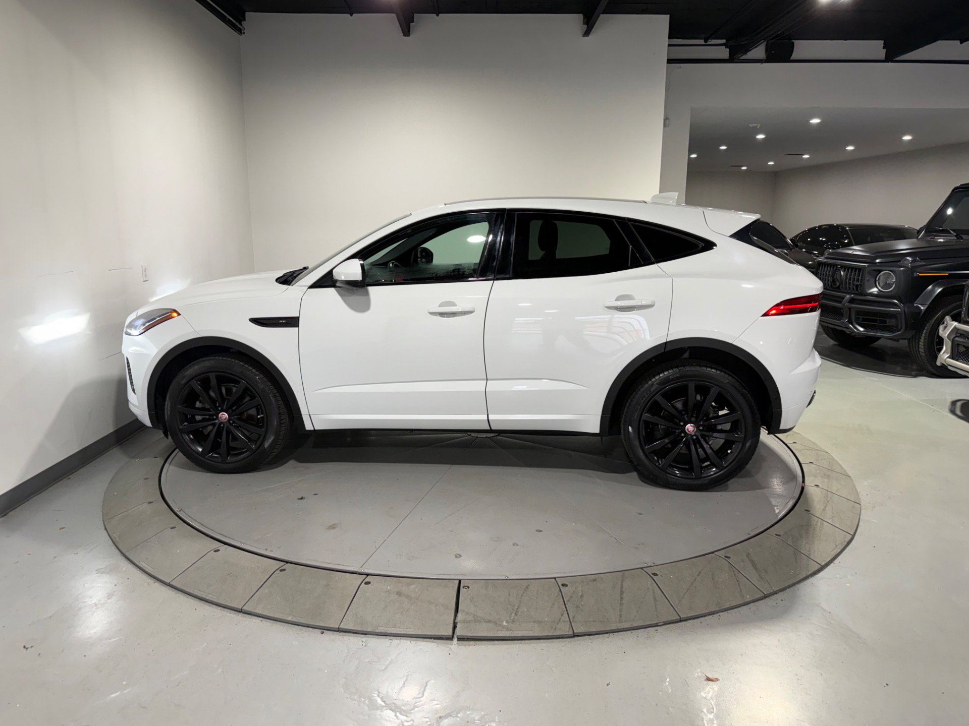 Used 2019 Jaguar E-PACE R-Dynamic SE image 18