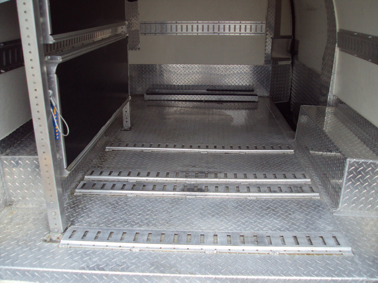 Used 2011 Chevrolet Express 1500 AWD image 8