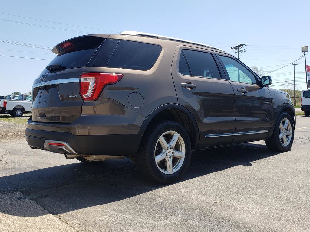 Used 2016 Ford Explorer XLT w/ Equipment Group 202A AWD/4WD image 3