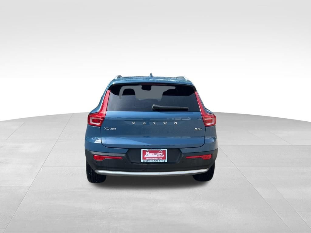 Used 2025 Volvo XC40 B5 Plus AWD/4WD image 4