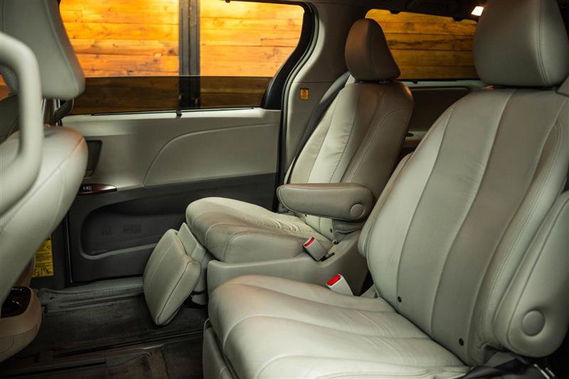 Used 2012 Toyota Sienna XLE image 11