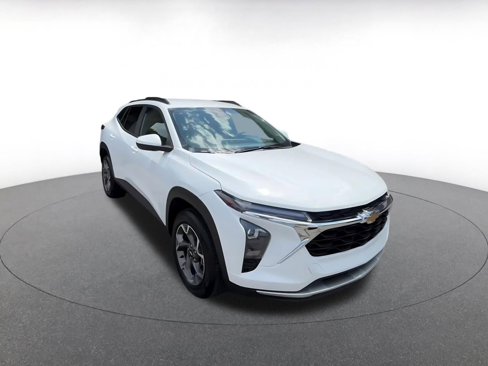 Used 2025 Chevrolet Trax LT FWD image 3