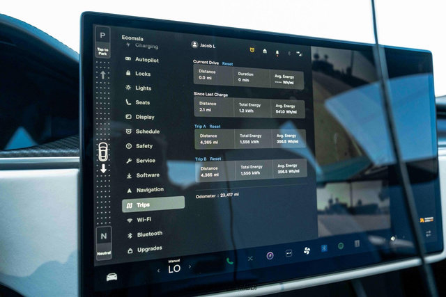 Used 2022 Tesla Model S Plaid image 18