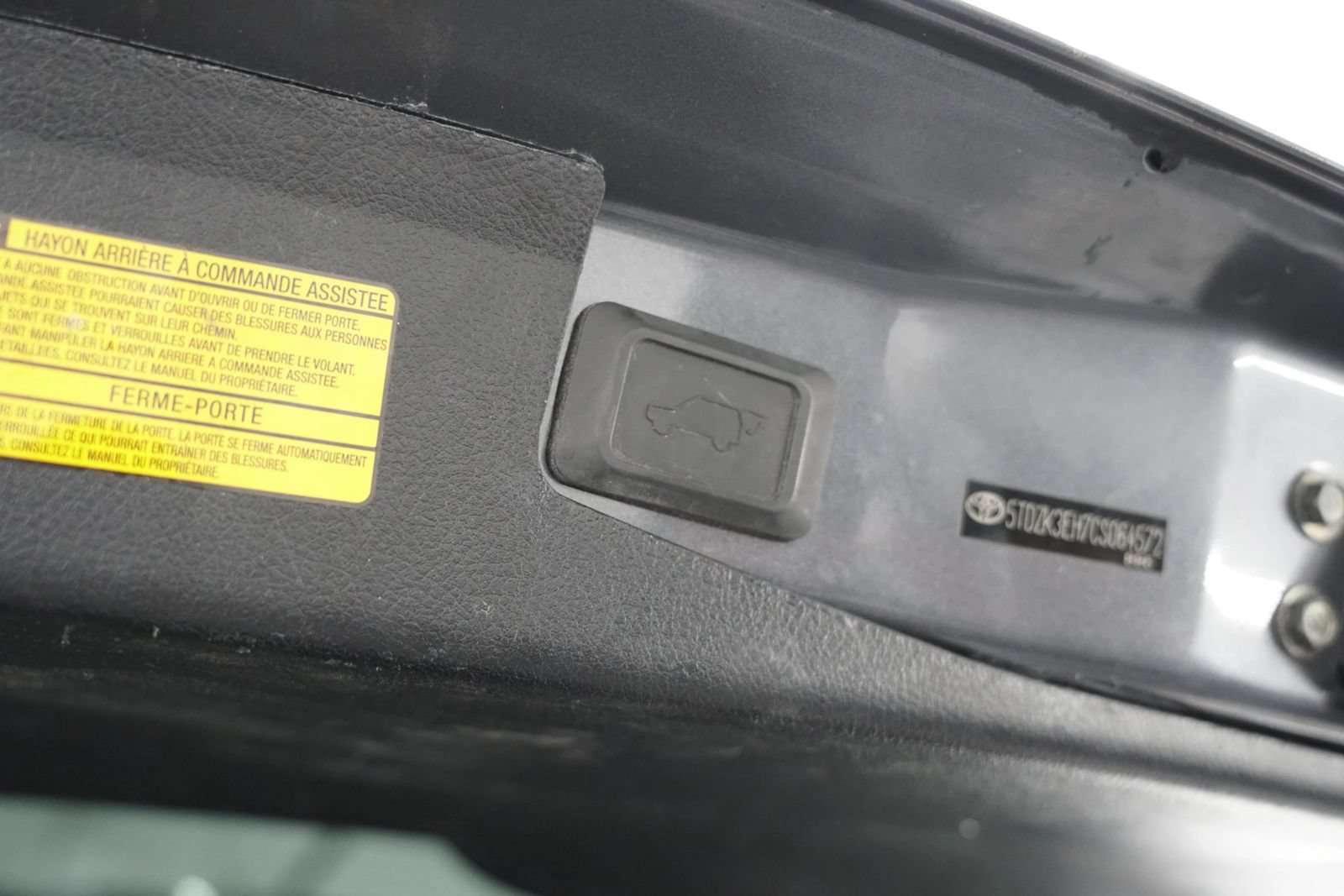 Used 2012 Toyota Highlander SE w/ Tow Pkg FWD image 12