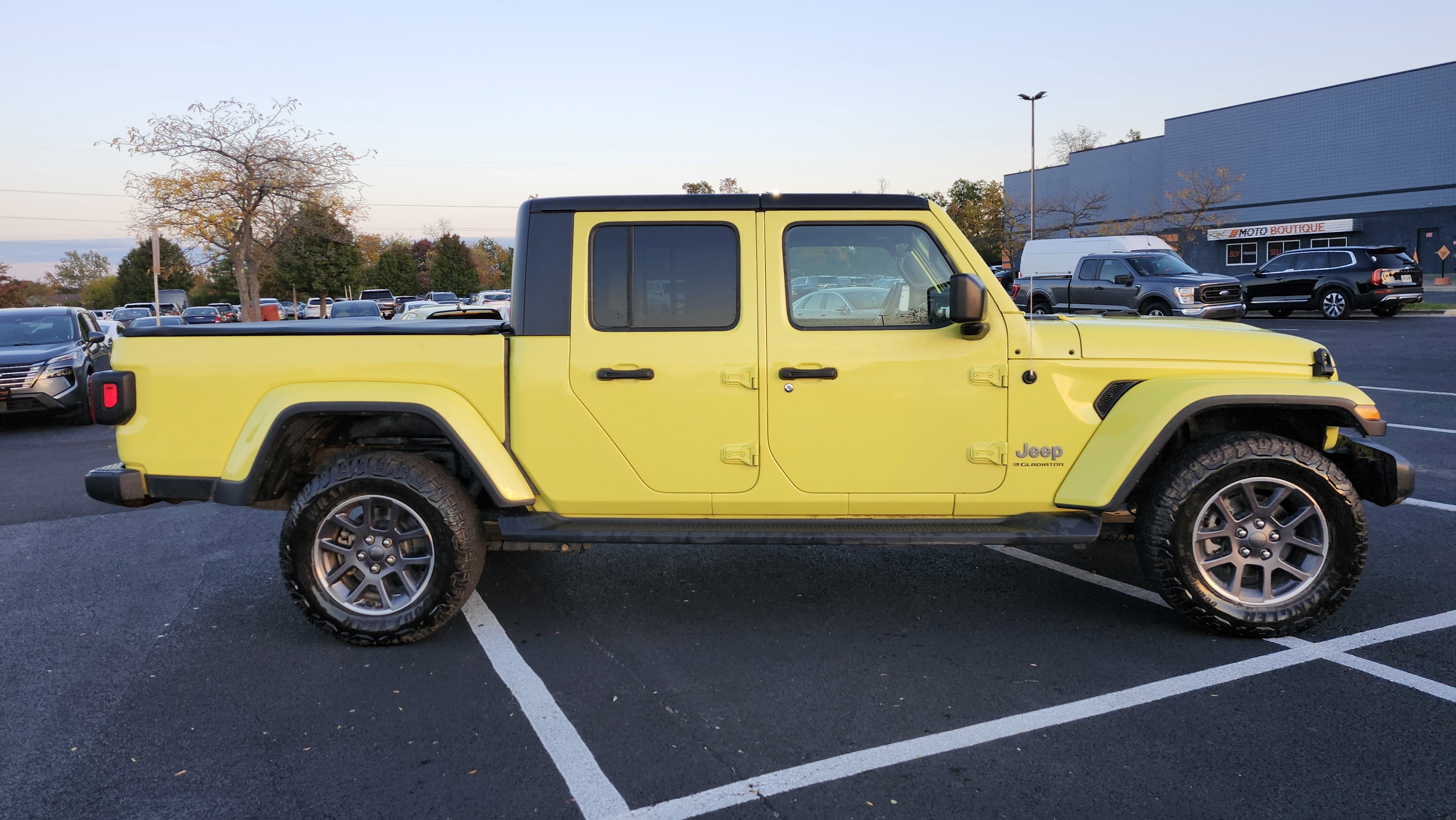 Used 2023 Jeep Gladiator Overland w/ Cold Weather Group image 11