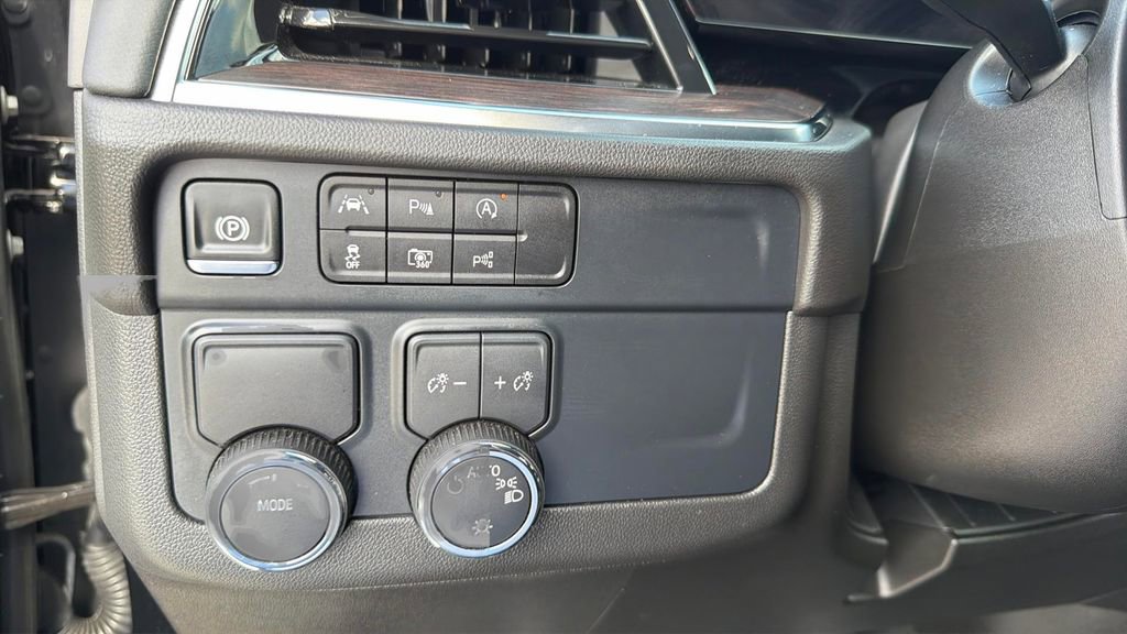 Used 2025 Chevrolet Suburban LS RWD image 24