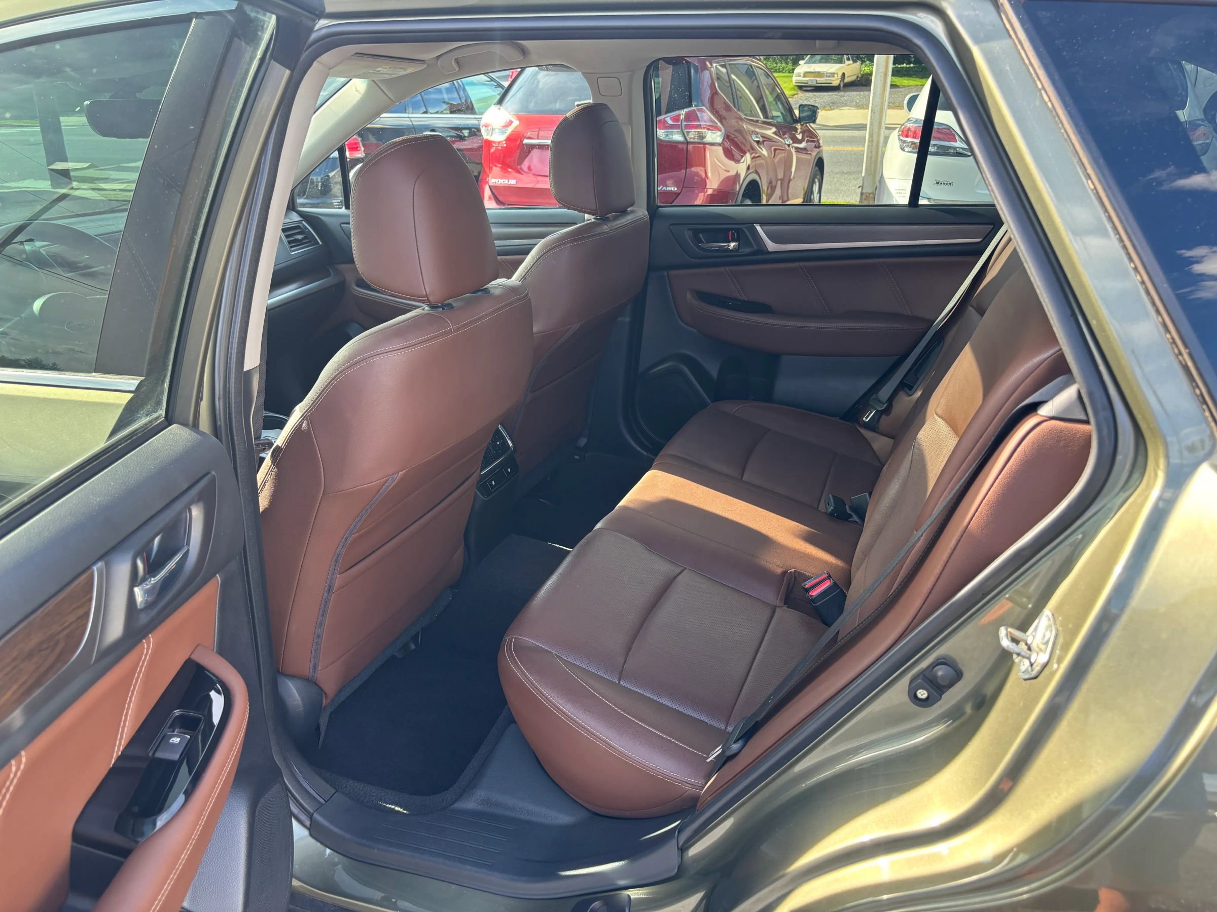 Used 2017 Subaru Outback 3.6R Touring AWD/4WD image 9