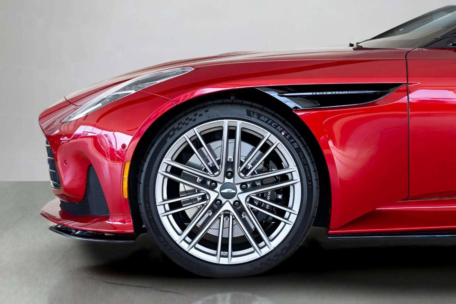 Used 2025 Aston Martin DB12 Convertible RWD image 15
