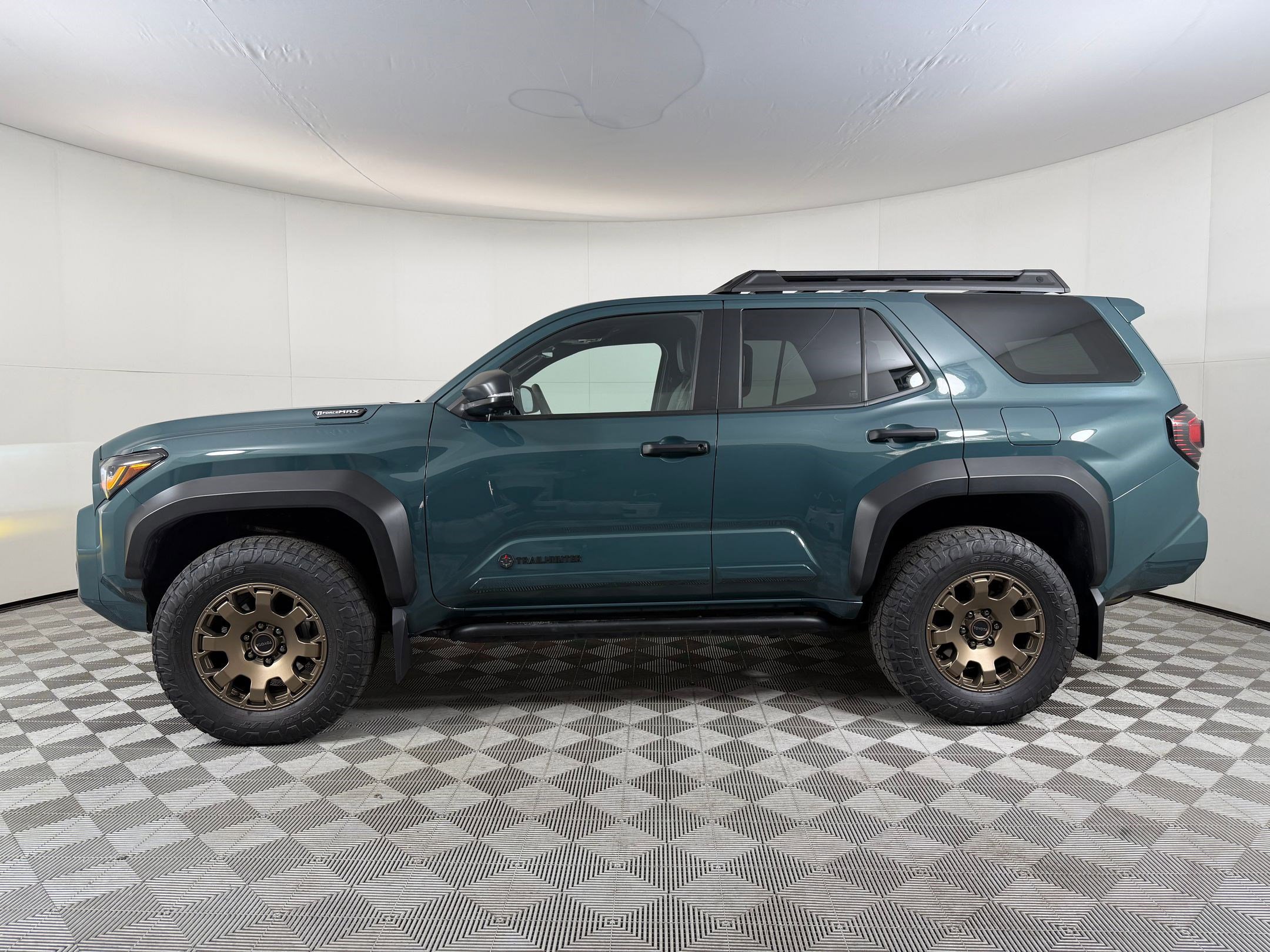 Used 2025 Toyota 4Runner Trailhunter AWD/4WD image 2