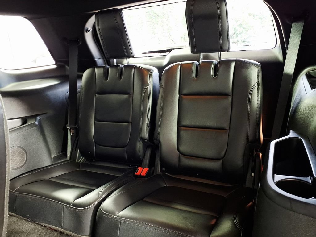 Used 2017 Ford Explorer XLT w/ Equipment Group 202A FWD image 9
