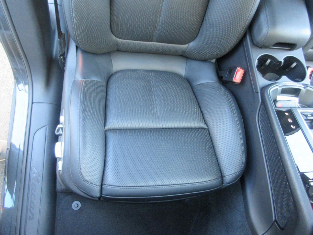 Used 2025 Porsche Macan w/ Premium Package Plus AWD/4WD image 28