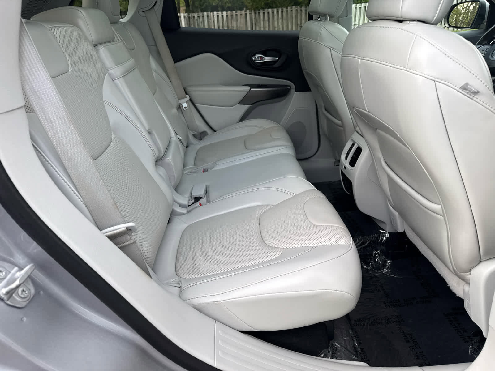 Used 2019 Jeep Cherokee Limited w/ Luxury Group AWD/4WD image 14