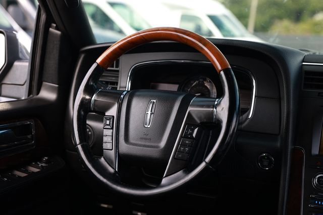 Used 2016 Lincoln Navigator Select RWD image 33