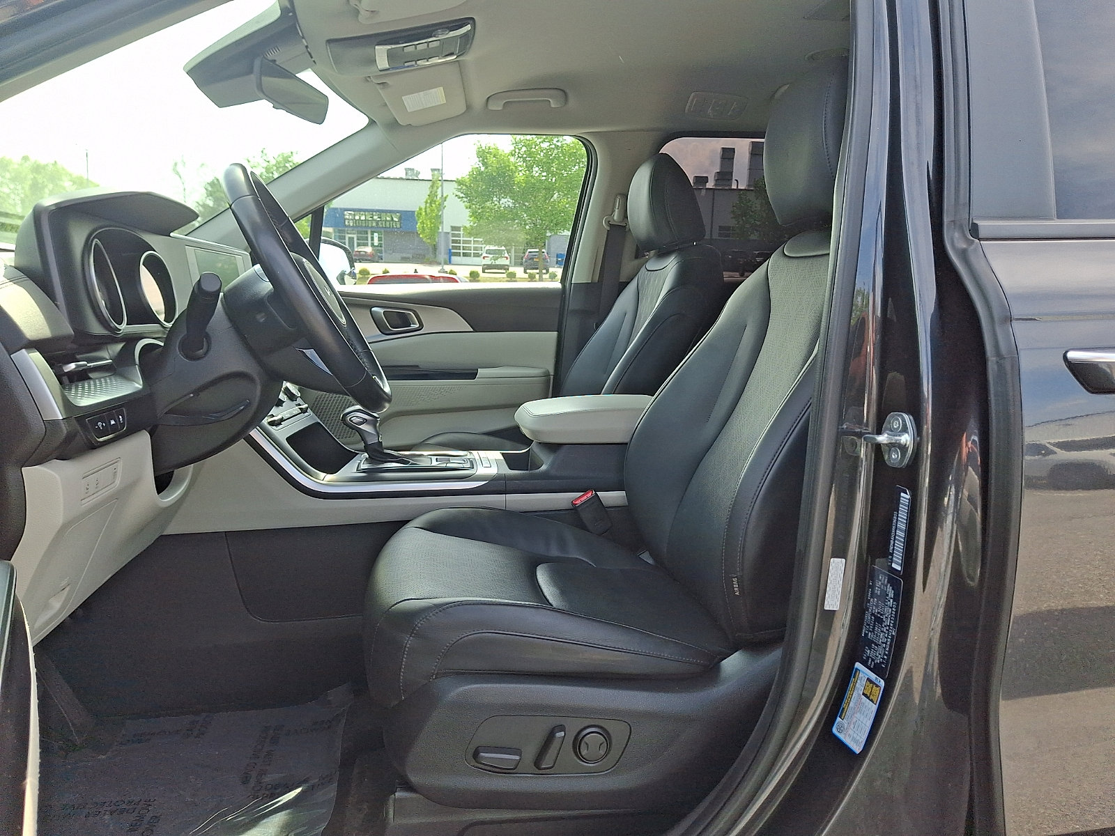 Used 2024 Kia Carnival LX FWD image 14