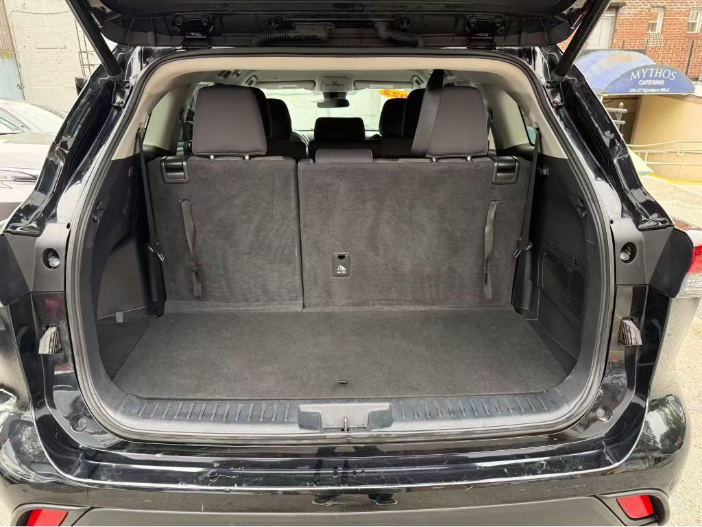 Used 2022 Toyota Highlander LE image 22