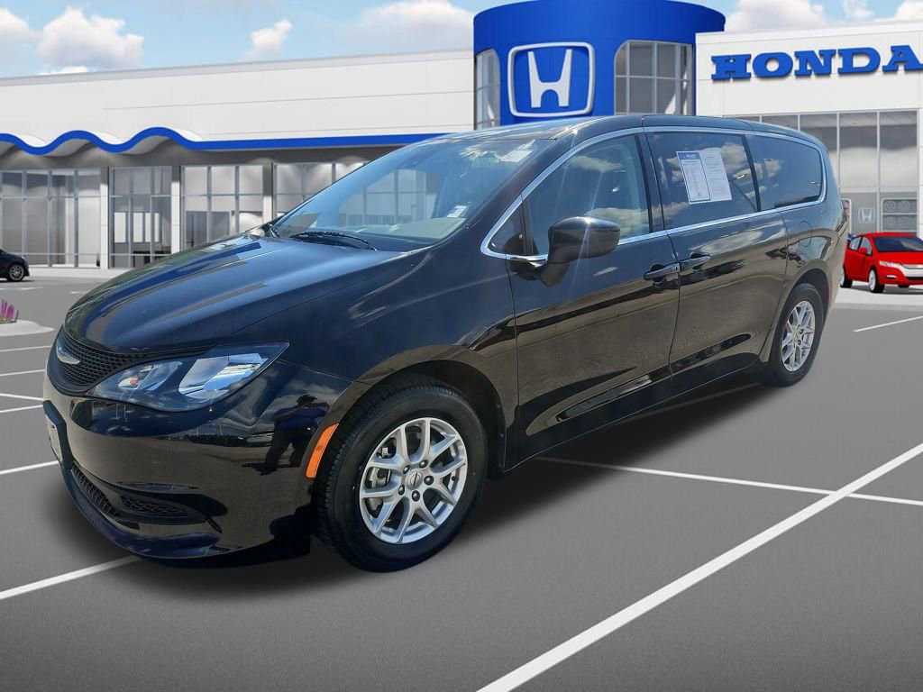 Used 2024 Chrysler Voyager LX image 3