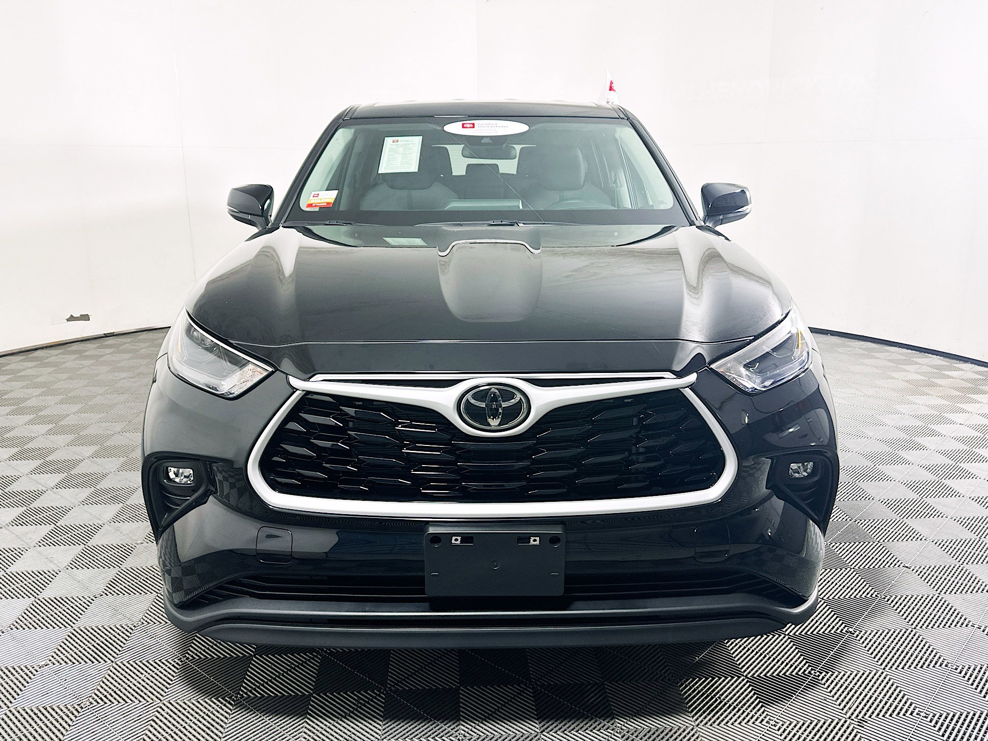 Used 2025 Toyota Highlander LE FWD image 8