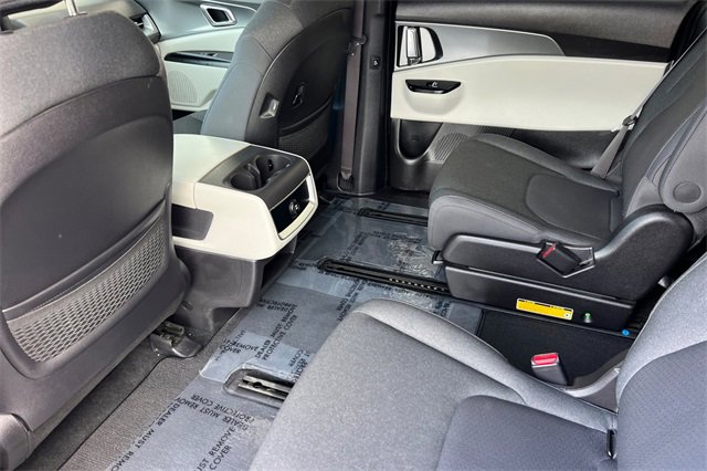 Used 2023 Kia Carnival LX image 16