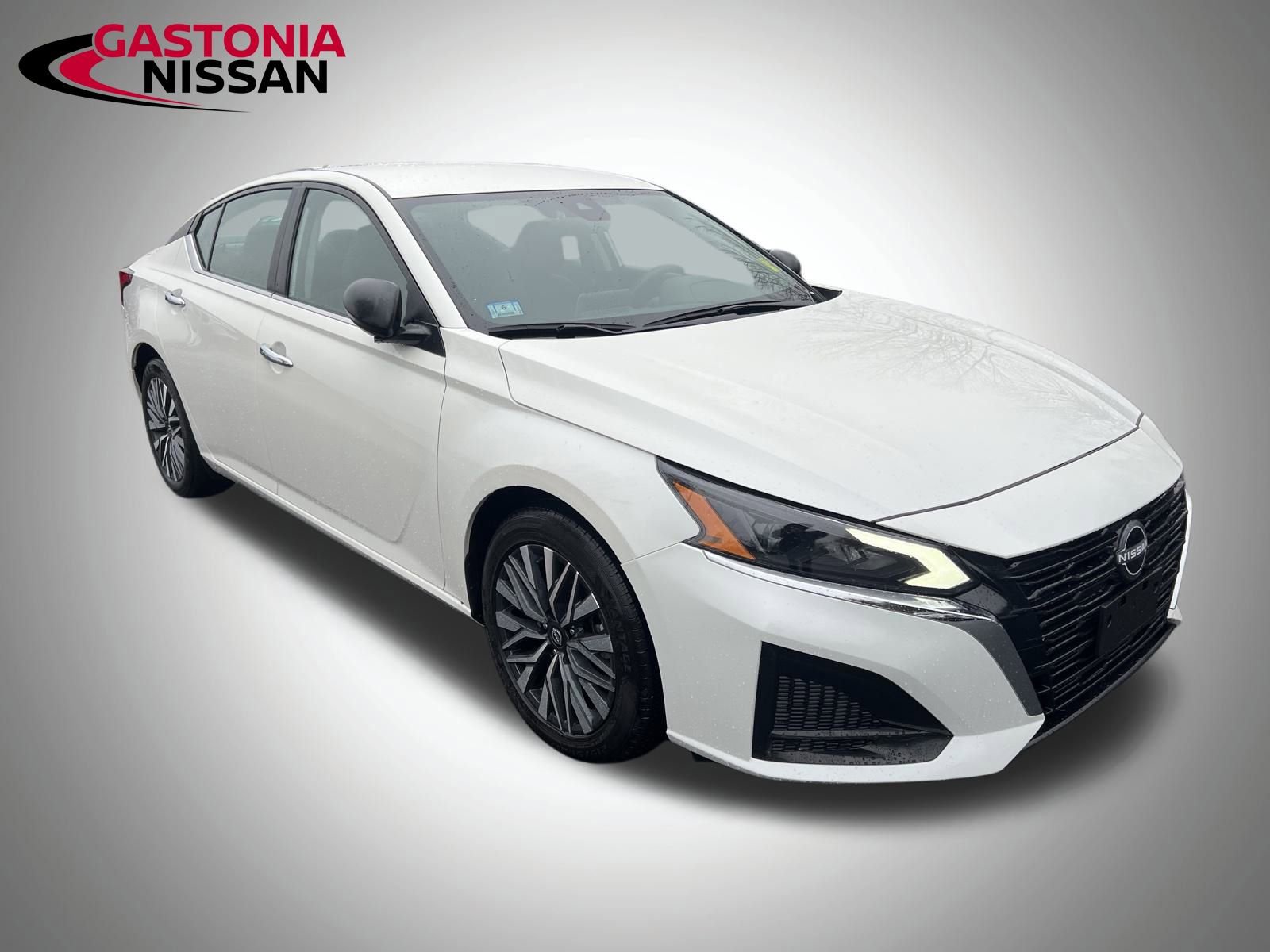 Used 2024 Nissan Altima 2.5 SV image 2