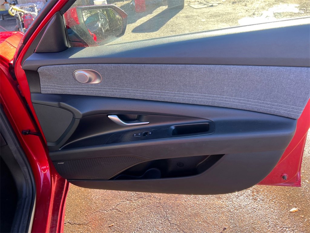 Used 2023 Hyundai Elantra Limited image 17
