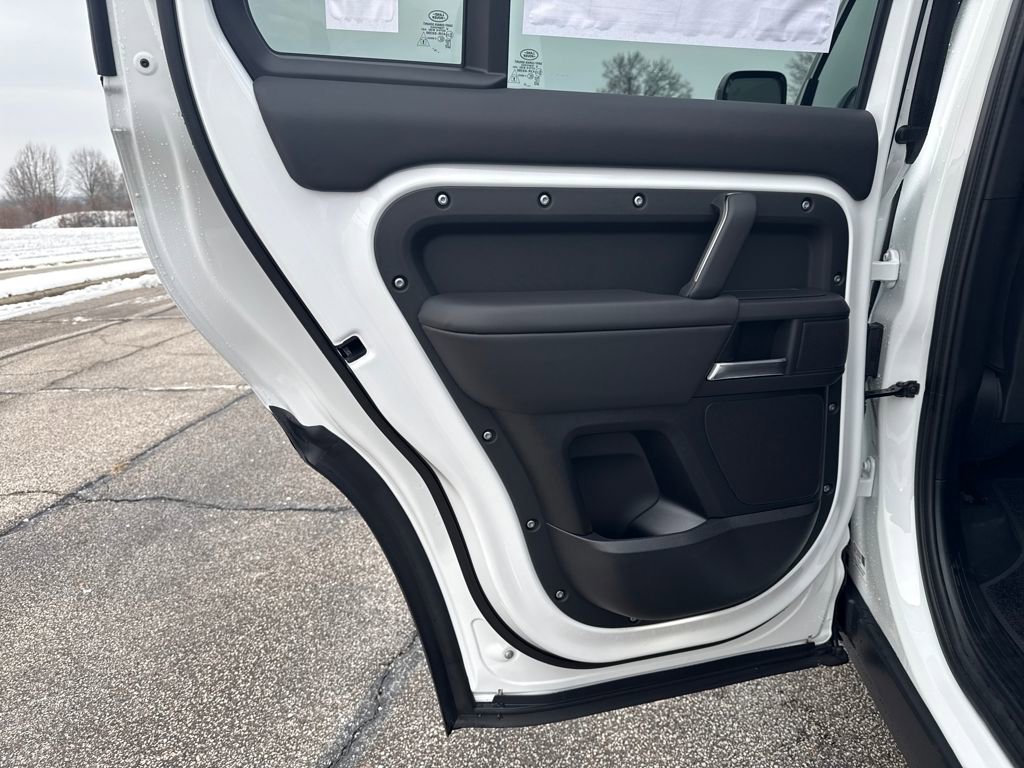 New 2025 Land Rover Defender 130 X-Dynamic SE image 11