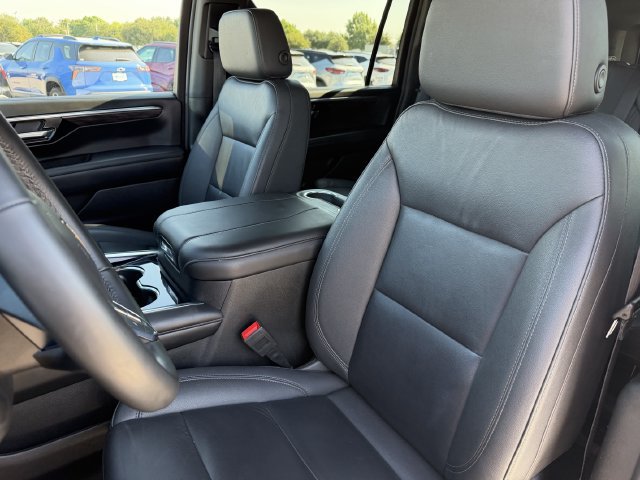 Used 2025 Chevrolet Suburban LT RWD image 23